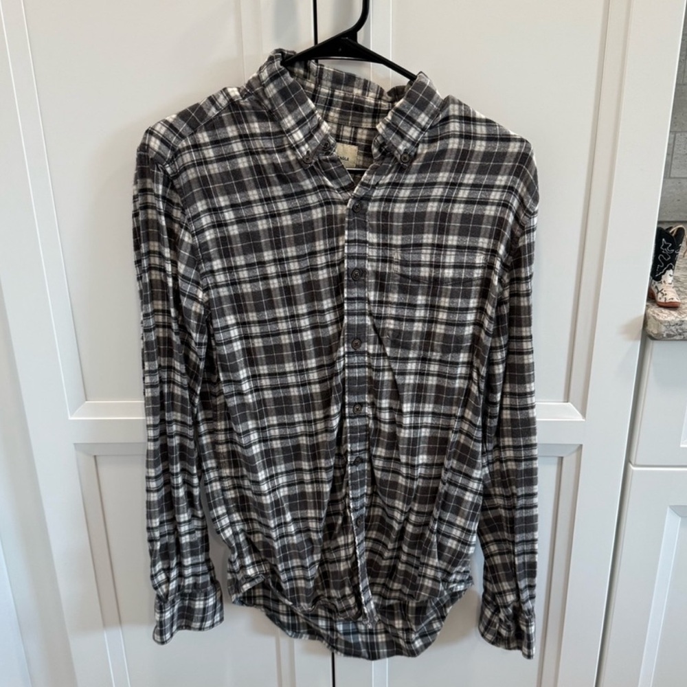 American Eagle black and white plaid flannel shirt